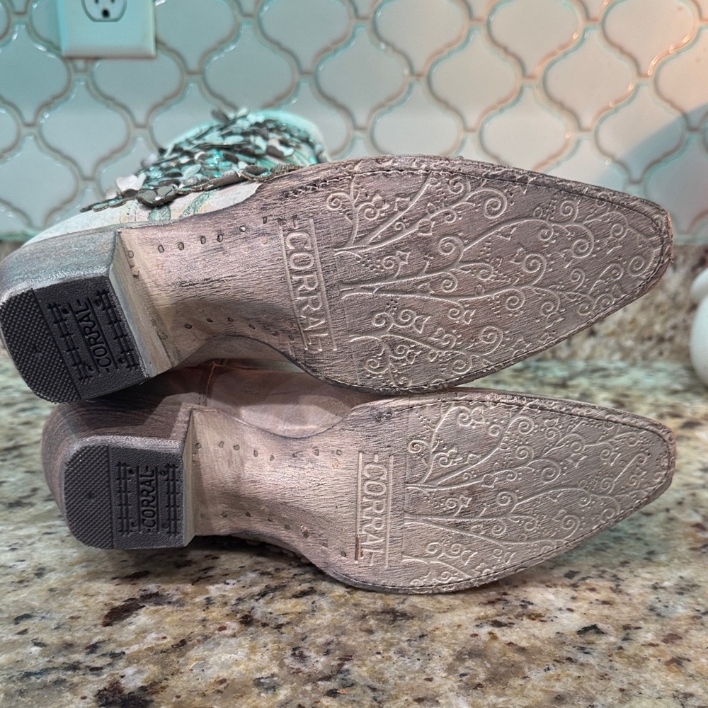 Corral Women's Heeled Boots in Cream and Silver - Picture 4 of 5